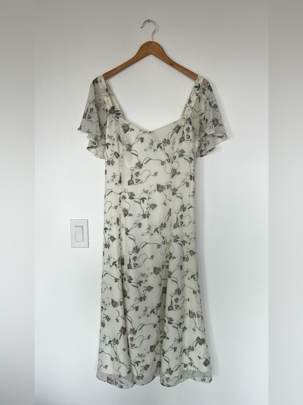 RW&CO. Cream Floral Summer Maxi Dress Fit and Flare with Flutter Sleeves Size 8